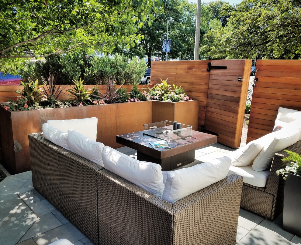 Foto de patio clásico pequeño sin cubierta en patio delantero con jardín de macetas y adoquines de piedra natural