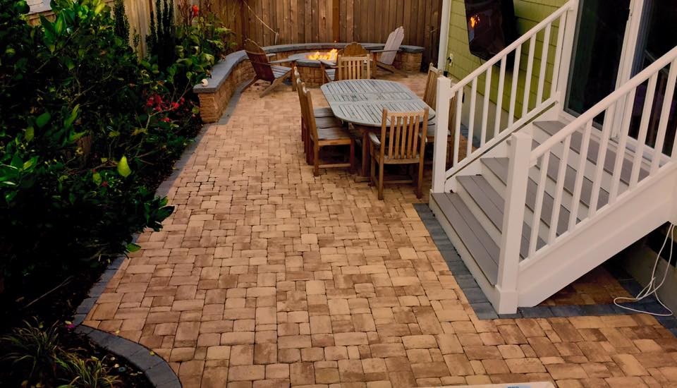 Стильный дизайн: двор на заднем дворе в классическом стиле с местом для костра и покрытием из каменной брусчатки - последний тренд