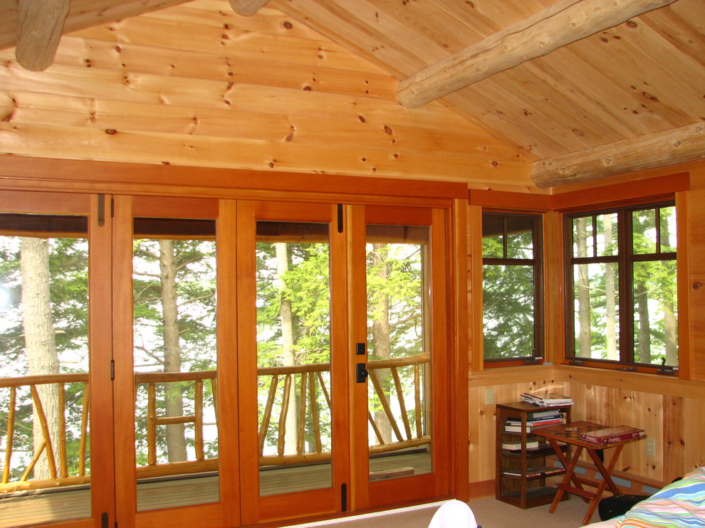 Inspiration pour une terrasse en bois arrière traditionnelle de taille moyenne avec une extension de toiture.