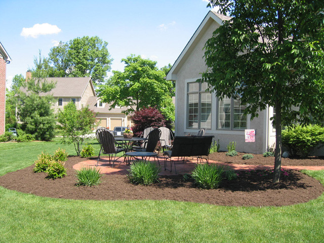 Пример оригинального дизайна: маленький двор на заднем дворе с растениями в контейнерах и мощением клинкерной брусчаткой для на участке и в саду