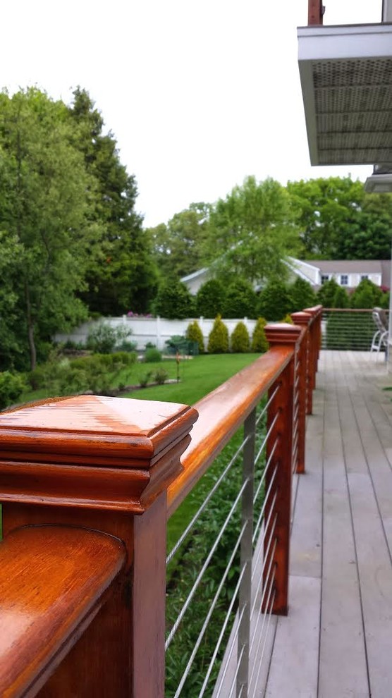 Cette image montre une terrasse arrière design avec une extension de toiture.