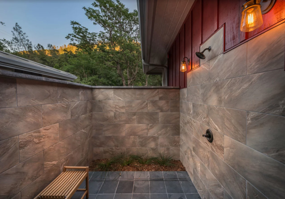 Foto de patio campestre de tamaño medio sin cubierta en patio trasero con ducha exterior y adoquines de hormigón