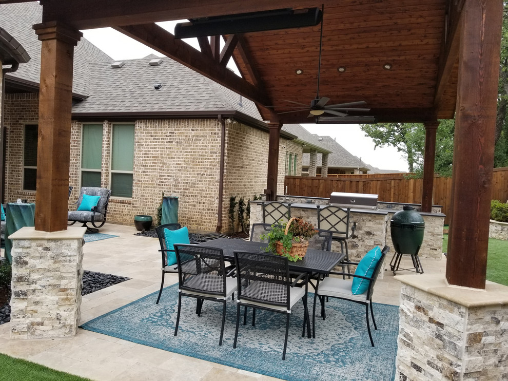 Großer Klassischer Patio hinter dem Haus mit Outdoor-Küche, Natursteinplatten und Gazebo in Dallas