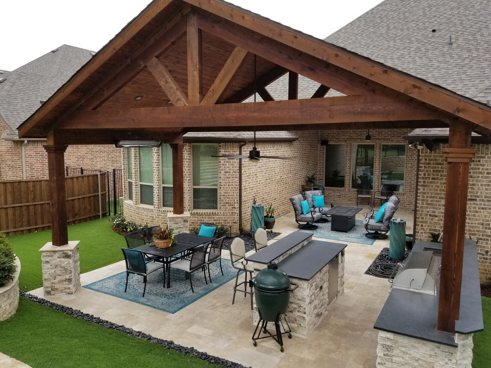 Idées déco pour une grande terrasse arrière classique avec une cuisine d'été, des pavés en pierre naturelle et un gazebo ou pavillon.