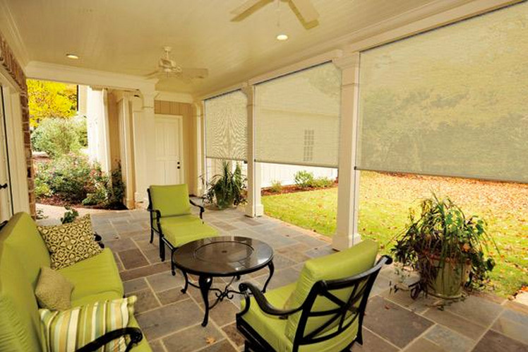 Foto di un grande patio o portico classico dietro casa con piastrelle e un tetto a sbalzo