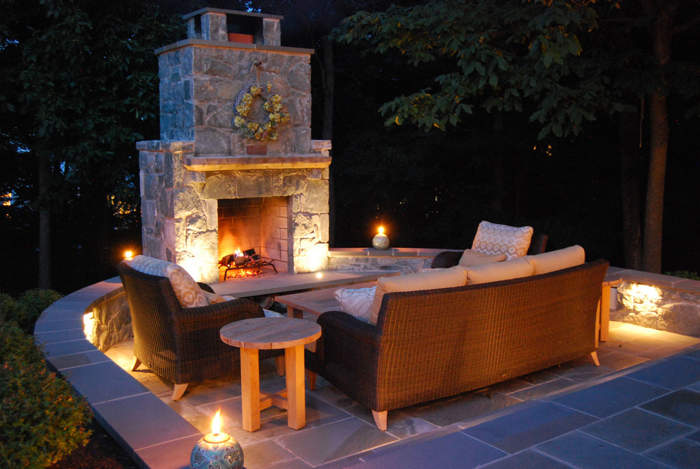 Foto de patio clásico de tamaño medio sin cubierta en patio trasero con brasero y adoquines de piedra natural