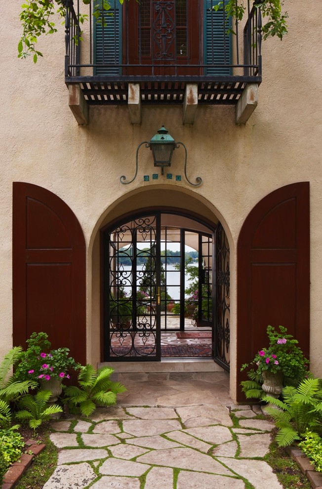 Пример оригинального дизайна: двор среднего размера на переднем дворе в средиземноморском стиле с покрытием из каменной брусчатки