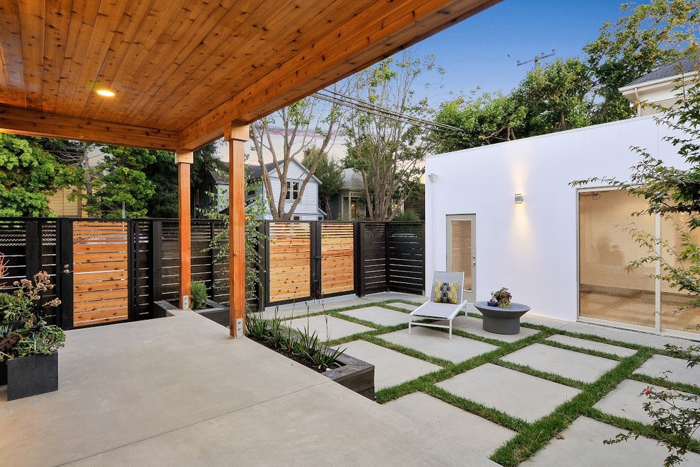 Überdachter Moderner Patio hinter dem Haus mit Betonplatten in San Francisco