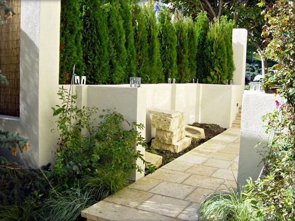 Inspiration pour une petite terrasse design avec une cour et du béton estampé.