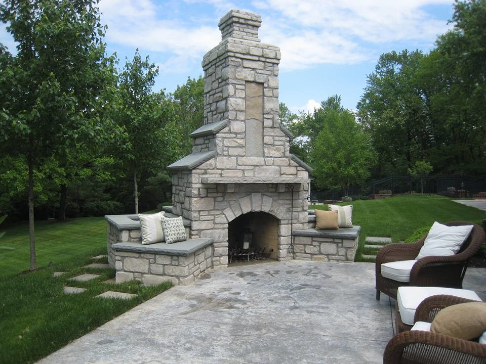 Foto di un grande patio o portico tradizionale dietro casa con lastre di cemento e nessuna copertura