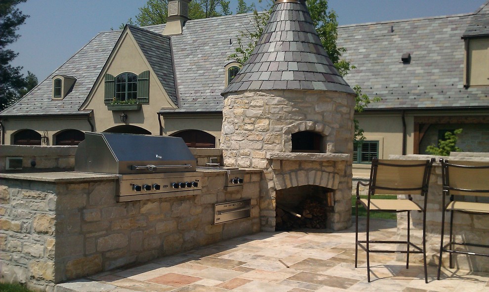 Идея дизайна: большой двор на заднем дворе в классическом стиле с летней кухней и покрытием из каменной брусчатки без защиты от солнца