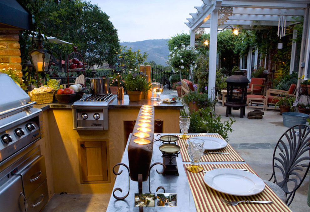 На фото: большой двор на заднем дворе в морском стиле с летней кухней без защиты от солнца с