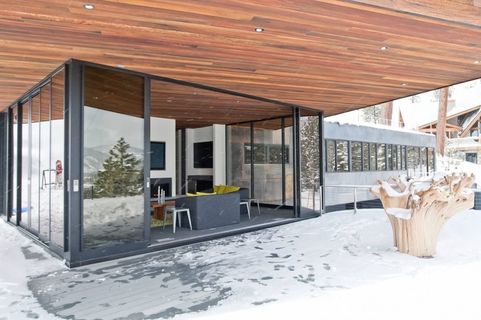 Идея дизайна: большой двор на заднем дворе в современном стиле с настилом и навесом