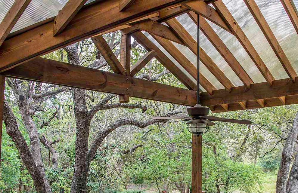 Idées déco pour une terrasse en bois arrière classique de taille moyenne avec un gazebo ou pavillon.