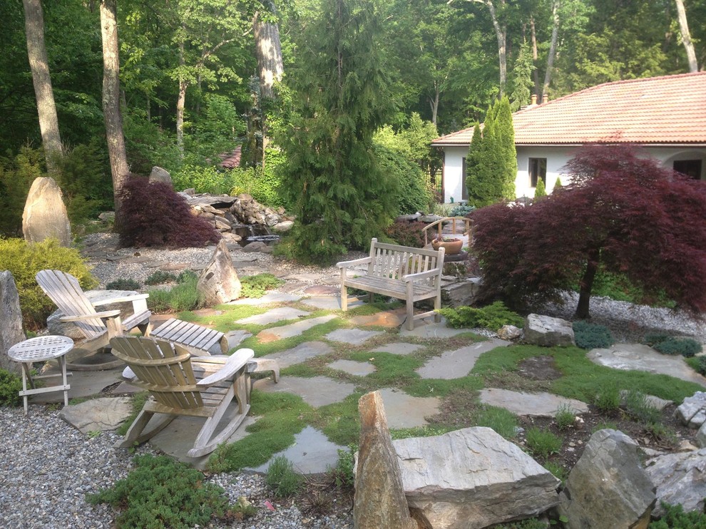 Foto de patio actual de tamaño medio sin cubierta en patio trasero con adoquines de piedra natural