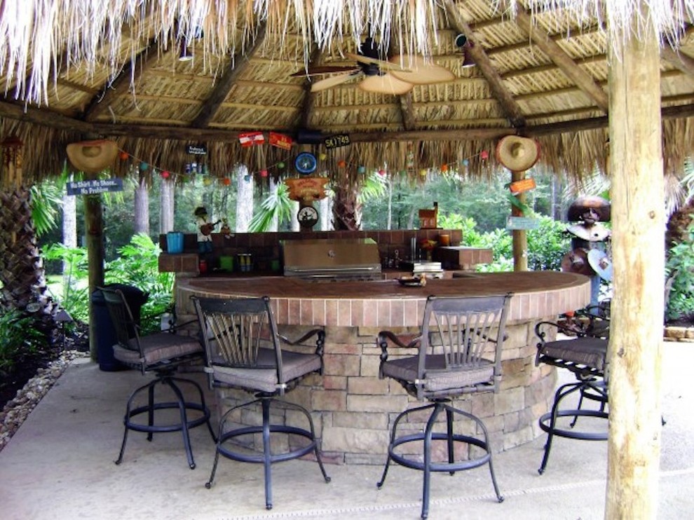 Imagen de patio exótico de tamaño medio en patio trasero con cocina exterior y cenador
