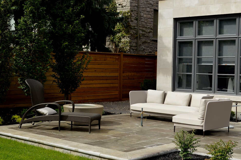 Пример оригинального дизайна: большой двор на заднем дворе в стиле модернизм с покрытием из каменной брусчатки без защиты от солнца