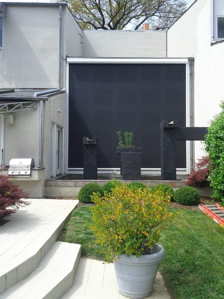 Пример оригинального дизайна: двор среднего размера на заднем дворе в современном стиле с мощением тротуарной плиткой без защиты от солнца