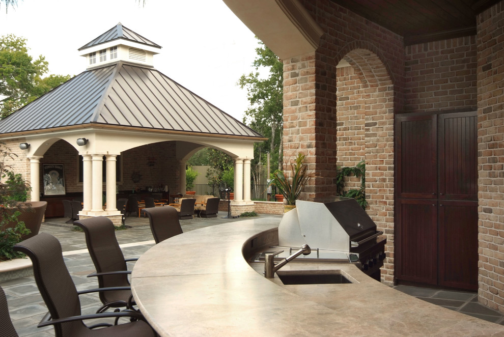 Großer Klassischer Patio hinter dem Haus mit Outdoor-Küche, Betonboden und Gazebo in Houston