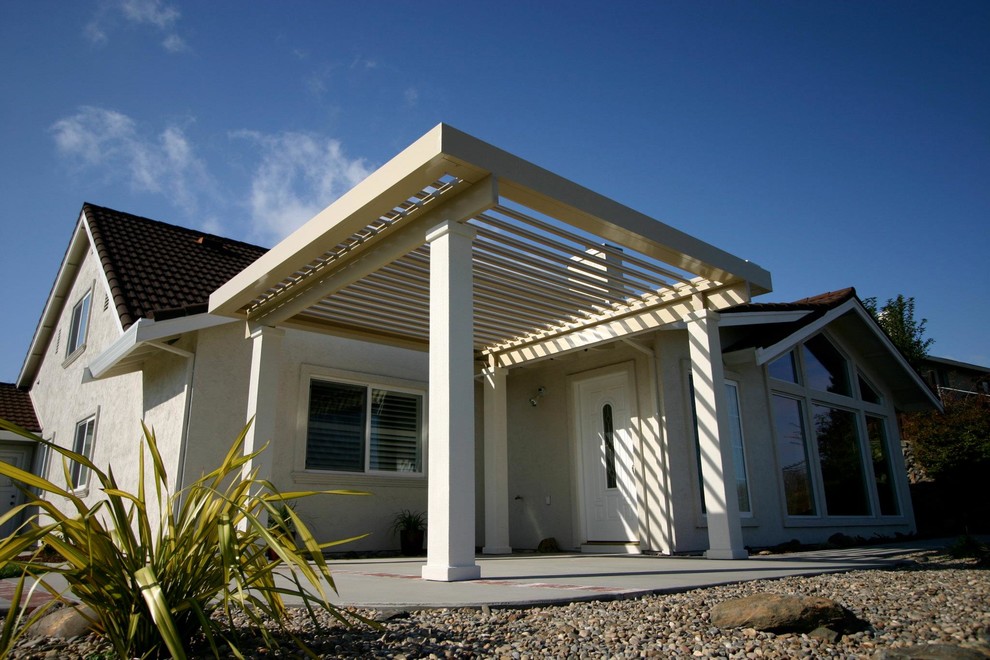 Ispirazione per un piccolo patio o portico tradizionale dietro casa con lastre di cemento e una pergola