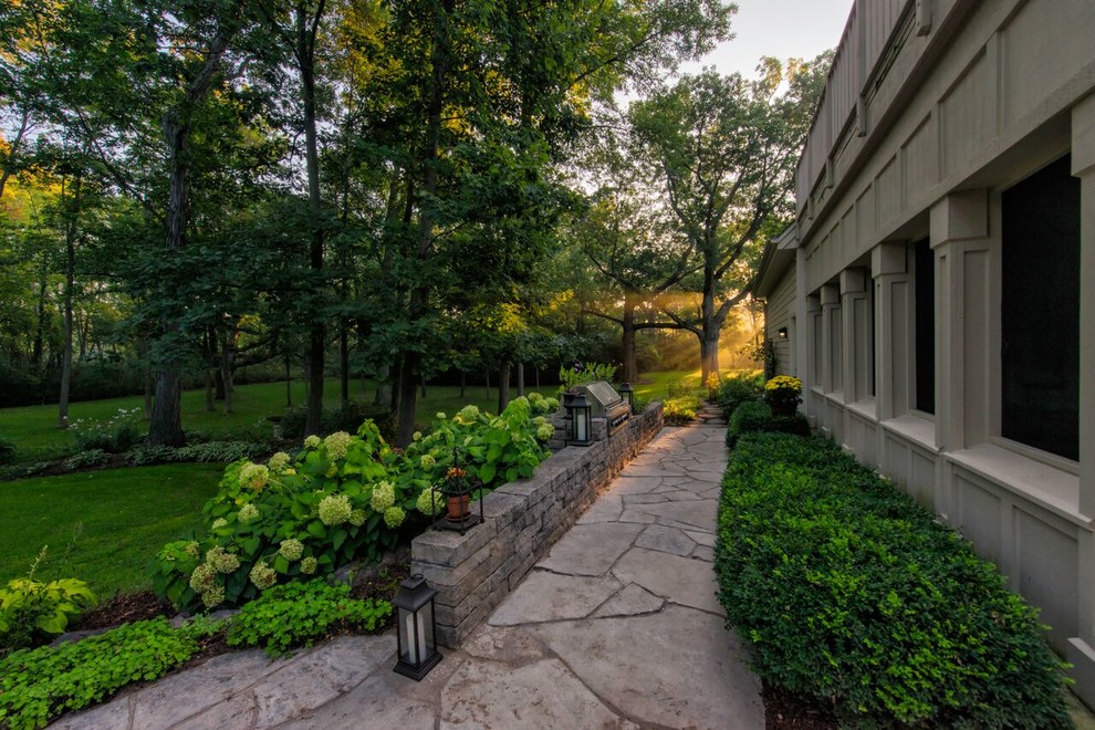 Foto di un grande patio o portico chic dietro casa con pavimentazioni in pietra naturale