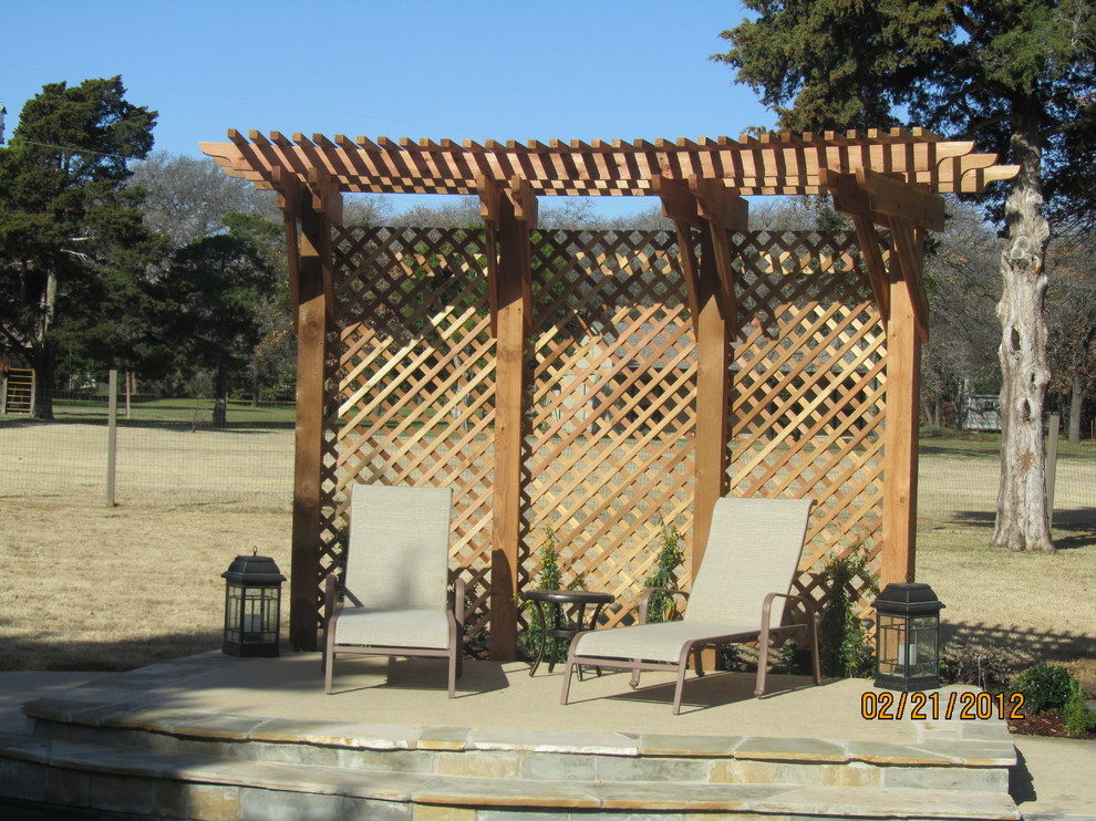 Photo of a traditional patio in Dallas.