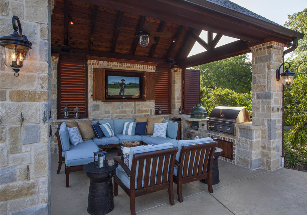 Imagen de patio tradicional renovado en patio trasero con cocina exterior, losas de hormigón y cenador