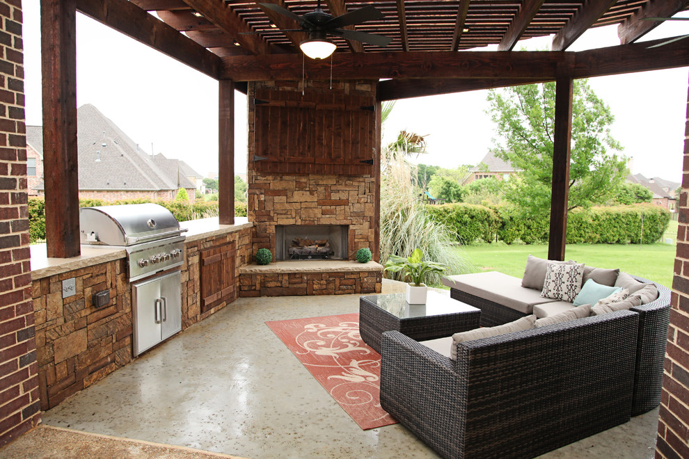 Imagen de patio tradicional renovado grande en patio trasero con cocina exterior, losas de hormigón y pérgola