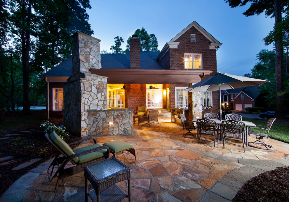Großer Rustikaler Patio hinter dem Haus mit Natursteinplatten, Gazebo und Outdoor-Küche in Charlotte