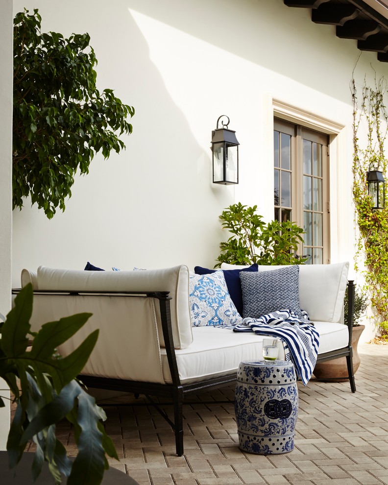 Стильный дизайн: огромный двор на внутреннем дворе в средиземноморском стиле с фонтаном и мощением клинкерной брусчаткой - последний тренд