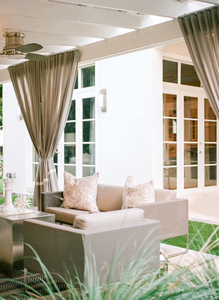 Mittelgroße Moderne Pergola hinter dem Haus mit Outdoor-Küche und Natursteinplatten in Miami