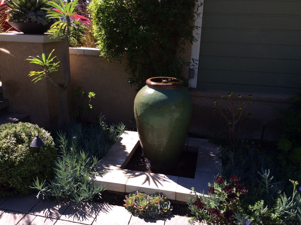Идея дизайна: маленький двор на заднем дворе в современном стиле с фонтаном и мощением тротуарной плиткой без защиты от солнца для на участке и в саду