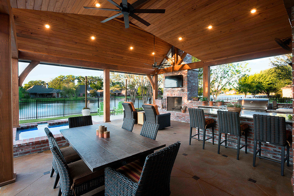 Idées déco pour une terrasse arrière campagne avec une cuisine d'été, une dalle de béton et une extension de toiture.