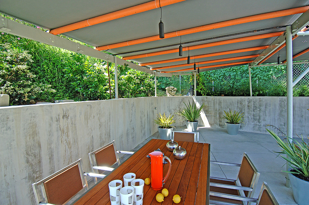 Foto de patio moderno con toldo