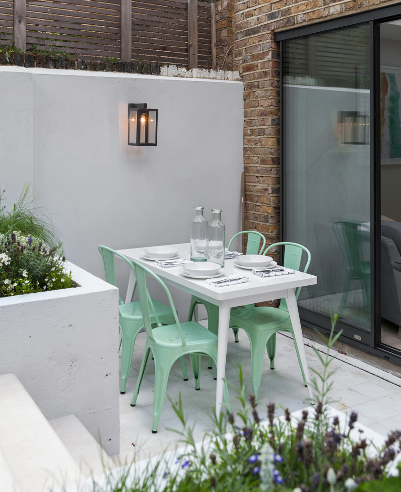 ロンドンにある小さなコンテンポラリースタイルのおしゃれな裏庭のテラス (日よけなし) の写真
