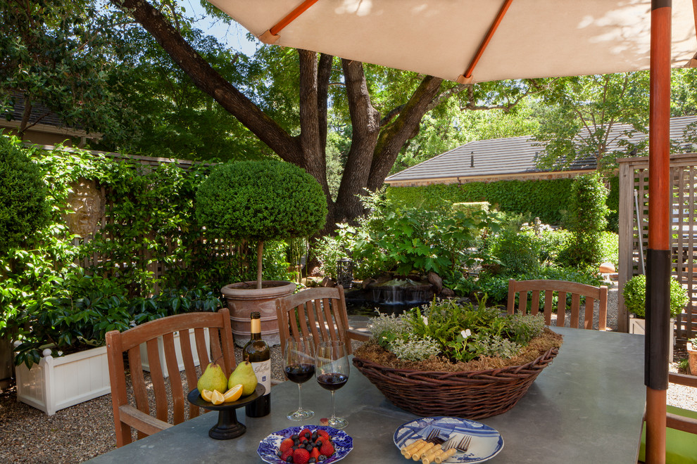 Foto di un piccolo patio o portico country dietro casa con un caminetto, graniglia di granito e nessuna copertura