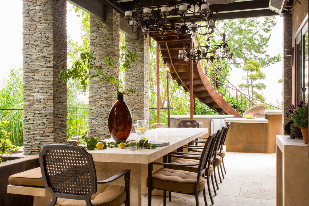 Exemple d'une grande terrasse arrière méditerranéenne avec une cuisine d'été et du carrelage.