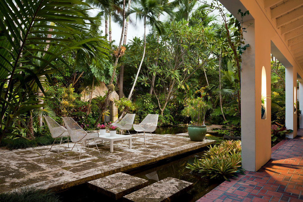 Ispirazione per un patio o portico tropicale con nessuna copertura
