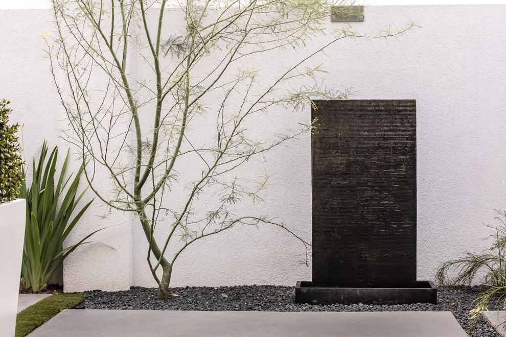 На фото: маленький двор на боковом дворе в стиле неоклассика (современная классика) с покрытием из бетонных плит для на участке и в саду