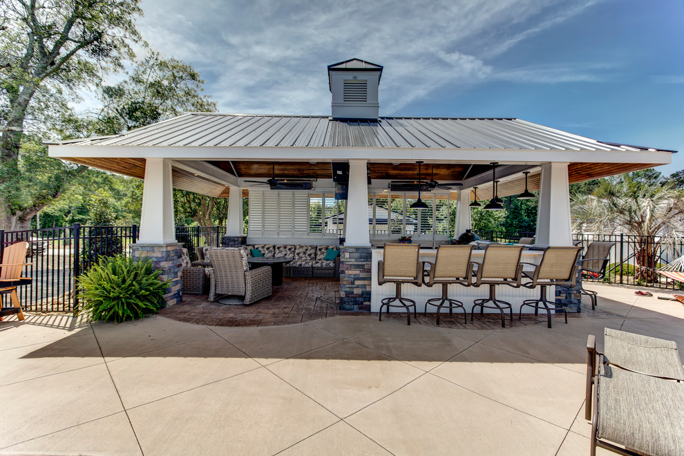 Ejemplo de patio costero grande en patio trasero con cocina exterior, suelo de hormigón estampado y cenador