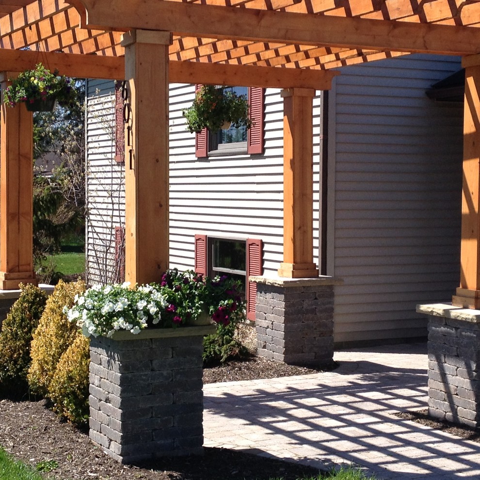 Пример оригинального дизайна: пергола во дворе частного дома среднего размера на заднем дворе в классическом стиле с мощением клинкерной брусчаткой