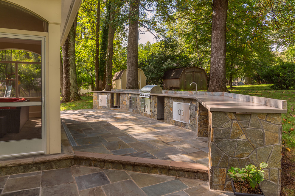 Diseño de patio contemporáneo grande en patio trasero y anexo de casas con cocina exterior y adoquines de piedra natural