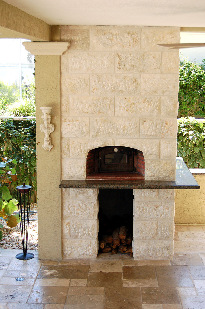 На фото: маленький двор на боковом дворе в средиземноморском стиле с летней кухней, покрытием из плитки и навесом для на участке и в саду