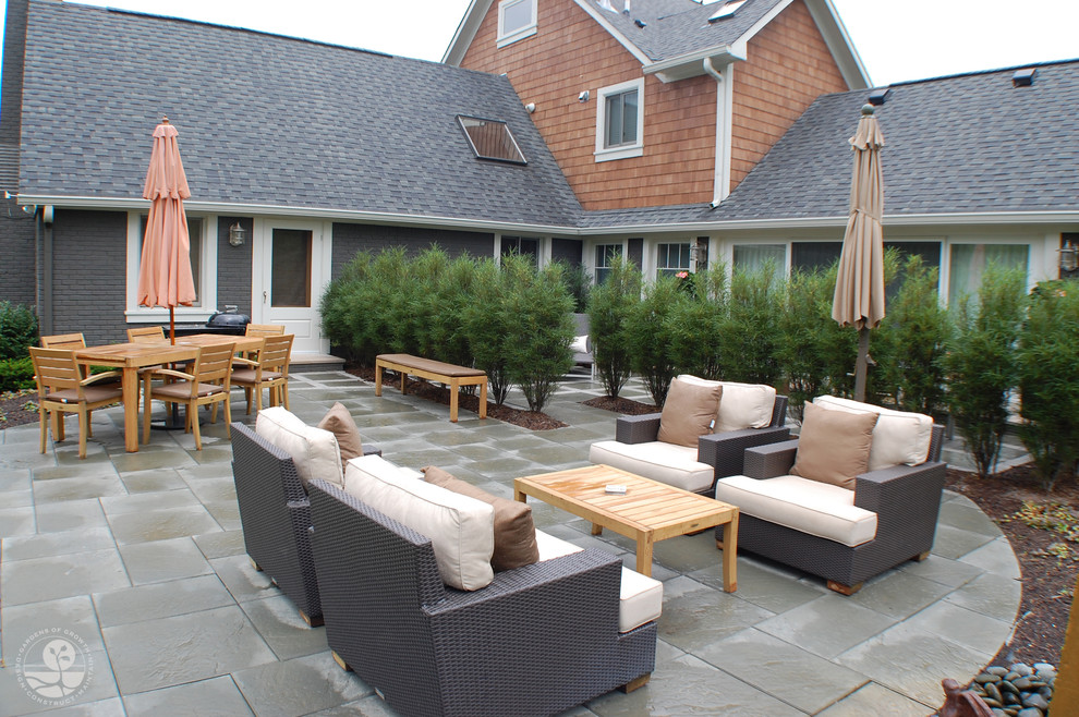 Foto de patio moderno grande sin cubierta en patio trasero con brasero y suelo de baldosas