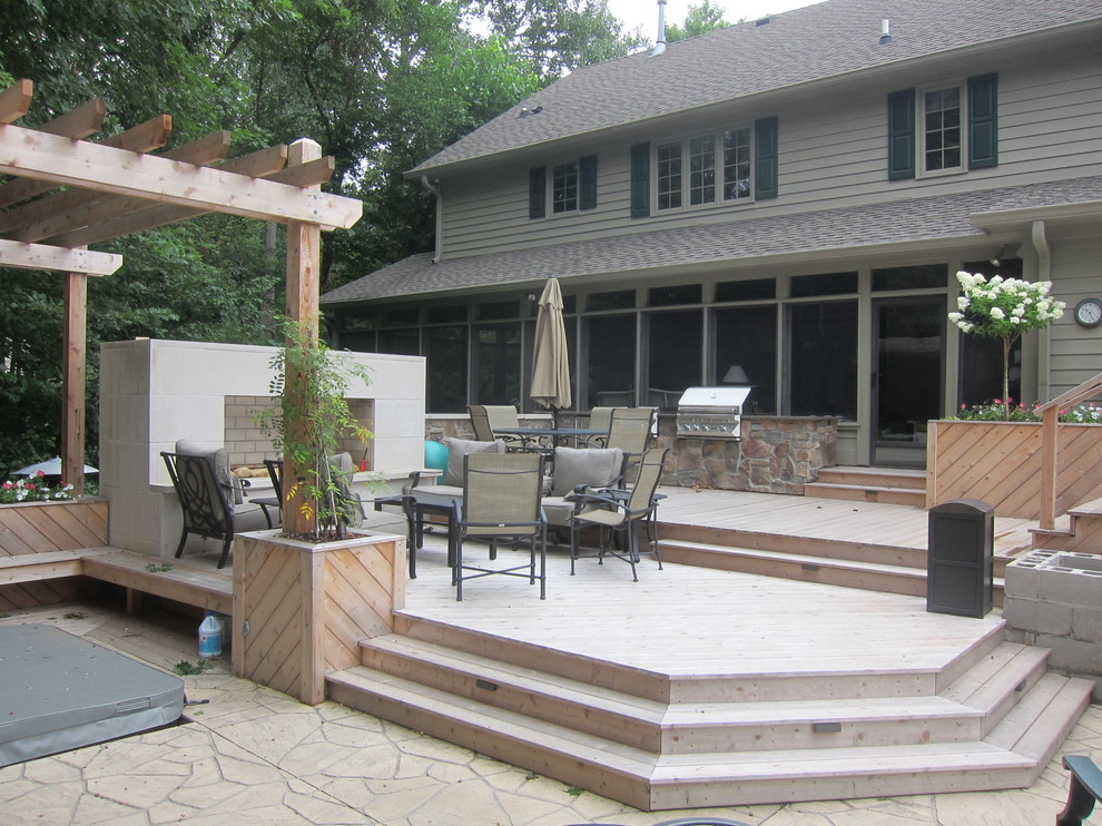 Ejemplo de patio clásico de tamaño medio en patio trasero con cocina exterior, entablado y pérgola