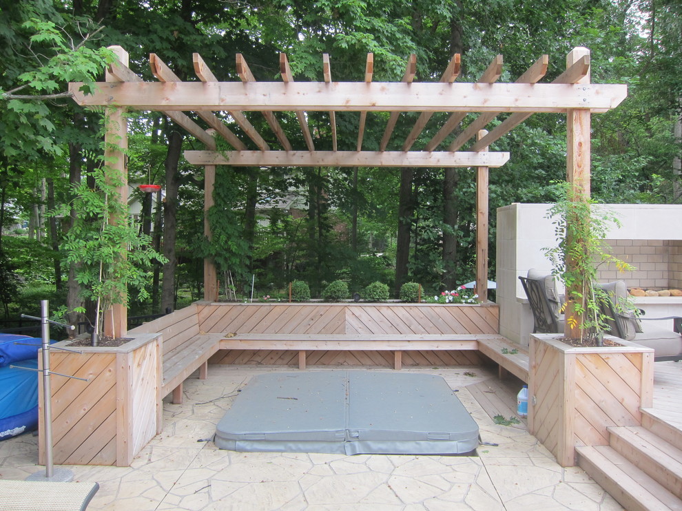 Modelo de patio clásico de tamaño medio en patio trasero con entablado y pérgola
