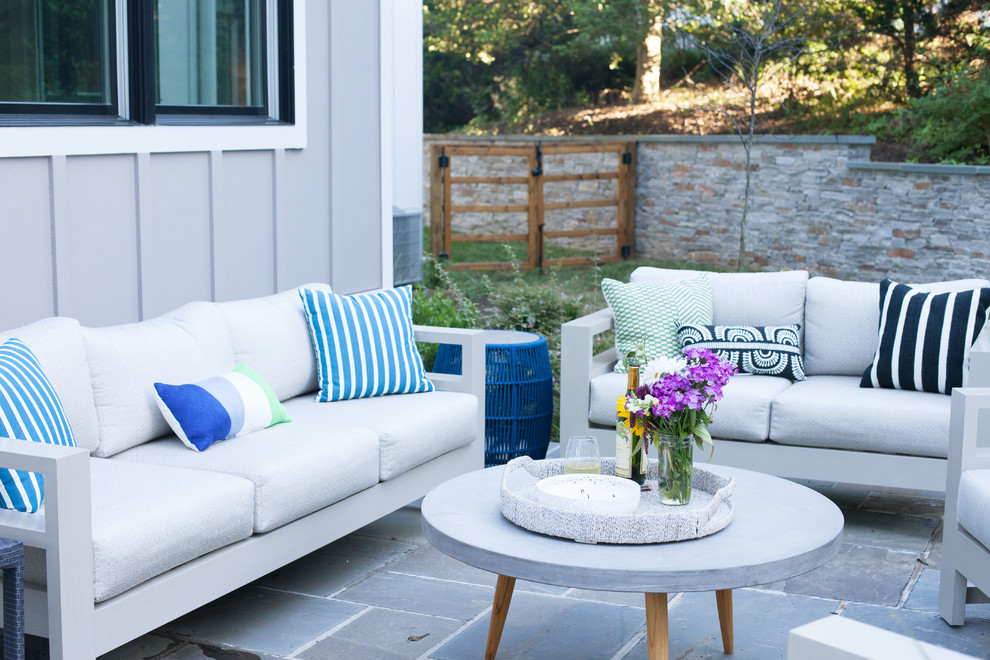 Foto de patio minimalista de tamaño medio sin cubierta en patio trasero con adoquines de piedra natural