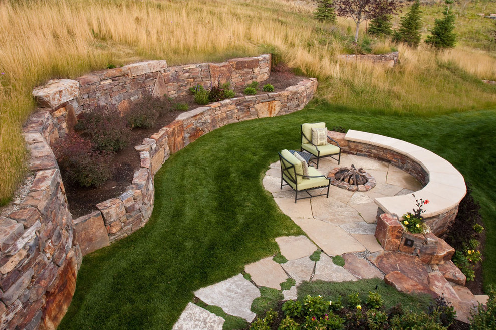 Esempio di un piccolo patio o portico stile americano dietro casa con un focolare, pavimentazioni in pietra naturale e nessuna copertura