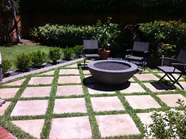 Outdoor Fire Pit with Concrete/Grass Pavers - Moderno - Patio - Orange