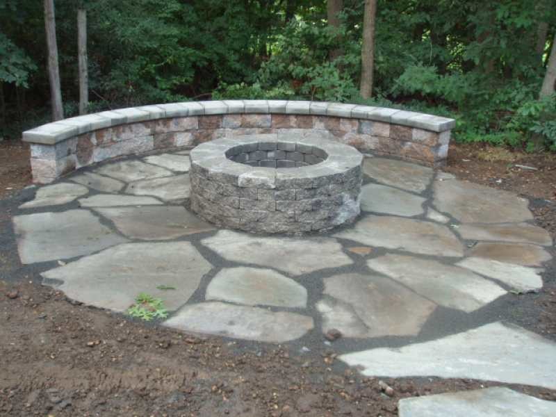 Foto di un grande patio o portico country dietro casa con un focolare e pavimentazioni in pietra naturale
